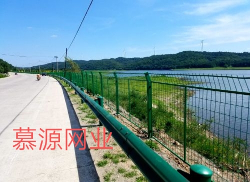 高速公路常用隔離網(wǎng)：公路隔離網(wǎng)、防炫目網(wǎng)、護(hù)欄板